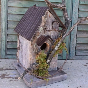 บ้านนกโลหะทนฝนและแดดสำหรับตกแต่งแบบพรีเมี่ยมสำหรับดึงดูดนกมาที่บ้านของคุณ - Product Image 1