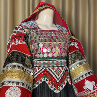 Fabricant professionnel de robes traditionnelles afghanes Kuchi vintage pour femmes, sur mesure, avec broderies et détails de boutons en sequins.