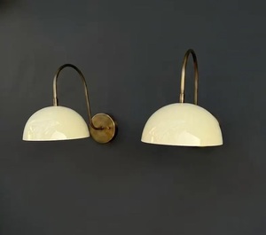 Applique murale moderne du milieu du siècle en laiton avec abat-jour en verre blanc, luminaire décoratif d'intérieur pour chambre à coucher - Product Image 1