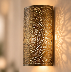Lanterne suspendue cylindrique marocaine artisanale ajourée, motif étoile filigrané complexe, or égyptien - Product Image 1