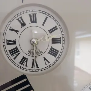 老式航海轮世界时钟与多个时区大型船舶轮时钟。