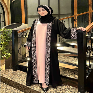 Abaya kaftan de couleur marron foncé à coupe papillon avec des perles scintillantes. Disponible à prix de gros. - Product Image 4
