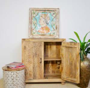 Armoire de salon en bois de manguier massif avec grands compartiments, motifs floraux sculptés à la main, design moderne et fonction extensible - Product Image 3