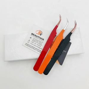 Pinzas de pestañas profesionales curvadas en J OEM, Punta puntiaguda de acero inoxidable sostenible con revestimiento de Color personalizado, agarre fuerte Beautivia - Product Image 3
