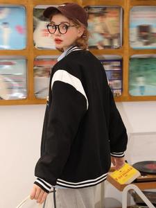 Chaqueta Varsity de Alta Calidad para Mujer, Cuerpo de Lana y Mangas de Piel de Oveja Genuina, Corta, con Logotipo Personalizado OEM - Product Image 2