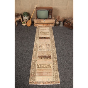 Alfombra turca vintage, alfombra de patchwork de 2.6x8.3 pies, alfombra beige con pequeños motivos geométricos y elementos florales. - Product Image 1