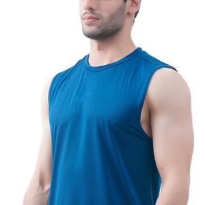 Camiseta sin mangas de gimnasio para hombre personalizada al por mayor, ropa deportiva ligera con decoración de insignias, estilo camiseta personalizada - Product Image 4