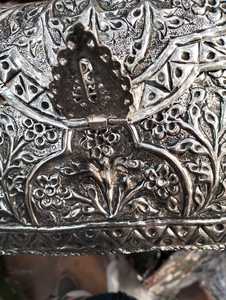 Embragues de metal de latón en relieve hechos a medida ideales para tiendas de accesorios de moda para reventa en una variedad de diseños - Product Image 2