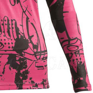 Parches personalizados de protección contra sarpullidos para mujer con estampado multicolor, ropa atlética diseñada para sarpullidos hechos de Pakistán - Product Image 5