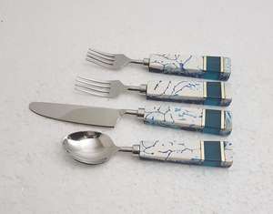 Ensemble de couverts moderne à cinq pièces, best-seller, en résine bleue et bois, acier inoxydable, fait à la main, résine et bois, compatible lave-vaisselle, tendance - Product Image 2