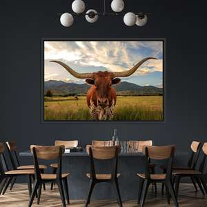 Lienzo Impreso: Arte de Vaca Texas Longhorn Majestuosa para Decoración del Hogar, Lienzo Enmarcado en Negro - Product Image 1