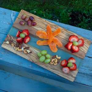 Tabla de cortar de madera artesanal con vajilla de cocina decorativa de resina epoxi para una presentación de comida elegante - Product Image 1