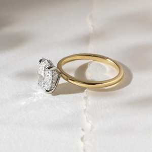 แหวนหมั้นเพชรมอยส์ซอไนต์1.50สุดหรูตัดรูปวงรีทรงยาวสีทองพร้อมประกายน้ำแข็งบดเจิดจ้า - Product Image 2