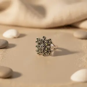 Bague en argent 925 avec marcassite pour femmes, design de pierre carrée tendance, diamant taille princesse, certifié IGI, technologie d'incrustation à griffes - Product Image 2