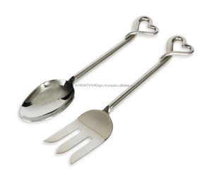 Ensemble de service à salade en métal en forme de coeur à bas prix avec une cuillère de service élégante à poignée argentée - Product Image 1