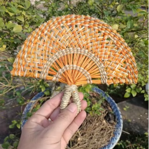 Ventilateur en jonc de mer fait à la main écologique parfait pour les cadeaux d'utilisation extérieure et la vie durable - Product Image 1