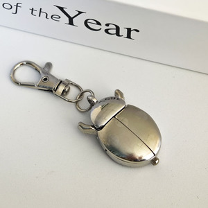 Nouvelle collection 2026 : Montre-bracelet ronde en quartz pour femme, étanche, avec bracelet en silicone, en alliage, motif coccinelle, idéale pour étudiants, vente en gros usine. - Product Image 3