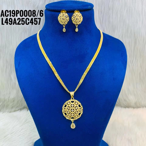 Ensemble pendentif en plaqué or 18 carats avec motif de fleurs classiques chaine de boîte un gramme de bijoux en laiton pour femmes filles en ligne tout design - Product Image 1