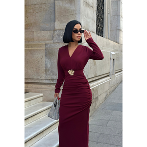 Vestido de noche color borgoña con cuello en V, manga larga y detalle de accesorio en la cintura - Product Image 3