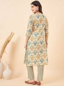 Mujeres motivos étnicos impresos Zari adornado cuello en V Kurta con pantalón para mujeres producto a granel personalizado mujeres - Product Image 4