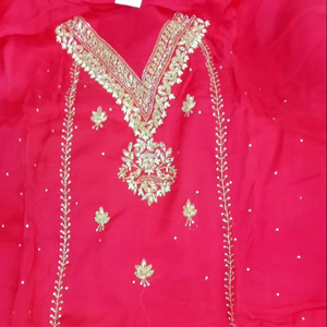 Costumes indiens de créateur modernes non cousus brodés à la main pour femmes pour les fêtes de style traditionnel - Product Image 1