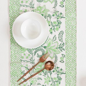 Chemin de table en coton imprimé floral vert fait à la main, décoration de Noël simple, design rectangulaire - Product Image 3