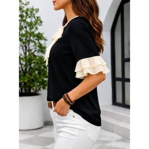 Blusa de Chifón Crepé con Mangas Cortas, Cuello Redondo, Detalle de Lazo y Volantes para Mujer, 34789 - Negro - Product Image 3
