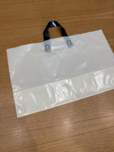 Sacs de courses en plastique HDPE imprimés sur mesure avec poignée, sacs de transport jetables non renforcés pour supermarchés et commerces de détail, sacs d'emballage - Product Image 2