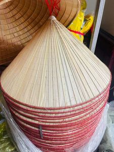 Chapeau conique artisanal vietnamien Non La en feuille de palmier naturelle, chapeau traditionnel pour événements culturels, souvenir de voyage, vente en gros - Product Image 4