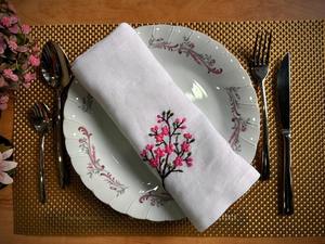 Serviette à thé à ourlet blanc Fine Table à manger lin brodé à la main monogramme serviettes de table en lin pour les mariages - Product Image 6