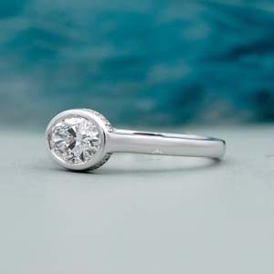 Hermoso Anillo de Compromiso con Diamante Ovalado Certificado por IGI, con Engaste Oeste-Oriental y Halo Oculto - Product Image 3
