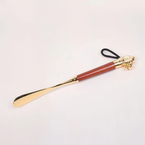 ที่โกยรองเท้าทองเหลืองลายหัวม้า ด้ามยาว 35.5 นิ้ว สไตล์วินเทจ สำหรับตกแต่ง - Product Image 6