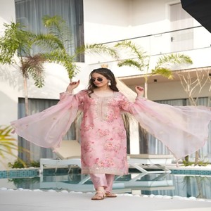 Conjunto de Kurti, Pantalón y Dupatta de Seda Tebby VASTRA COTTAGE para Mujer, Estampado Digital, Bordado, Lentejuelas, Diseño Étnico - Product Image 2