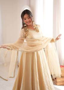 ชุดอานาร์กาลีผ้าทิชชูสีทองแชมเปญสุดหรู พร้อมงานปักที่คอเสื้ออย่างสง่างาม เหมาะสำหรับงานแต่งงานแบบอินเดีย ชุดเดรสทรงบานสำหรับงานปาร์ตี้ ชุดเดรสสไตล์ปากีสถาน - Product Image 5