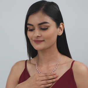 สร้อยคอลายดอกไม้สุดอินเทรนด์สีโรสโกลด์พร้อมห่วงโซ่สแตนเลสประดับเพชรและกล่องสำหรับเป็นของขวัญ - Product Image 1