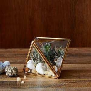 Terrarium en métal élégant et moderne pyramide jardinière décorative en verre adaptée au bureau et à la décoration intérieure - Product Image 3