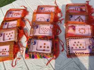 Recuerdos Decorados con Envoltura de Red para Bindi |   Paquete de Regalos Bindi para Bodas, Mehndi, Puja y Diwali |   Conjunto de Bindi de Cristal para Novia - Product Image 2