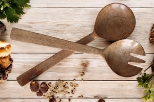 Cuchara de Madera Duradera Hecha a Mano con Aspecto Rústico Elegante, Agarre Cómodo, Herramienta de Cocina Ideal para Cocinar Sopas, Salsas y Remover Alimentos Calientes - Product Image 2