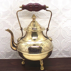 Bouilloire en laiton antique d'Inde avec une poignée à charnière en bois, théière en laiton vintage, théière indienne, bouilloire en laiton antique. - Product Image 5