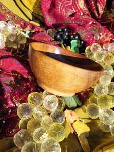 Bol en bois artisanal |   Entouré de tissus à motifs vibrants et de perles décoratives scintillantes dans un soleil doré chaud - Product Image 2