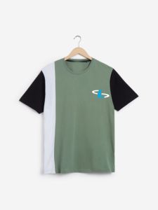 เซ็ตเสื้อยืดและกางเกงขาสั้นสีทึบสวมใส่สบายสำหรับผู้ชาย - Product Image 4