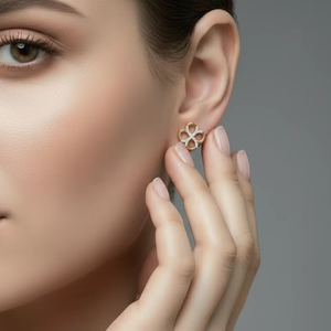 Pendientes de Oro de 14K y Diamantes con Diseño de Trébol Abierto |   Diamante de Corte Brillante Redondo de 0.17 Quilates - Product Image 5