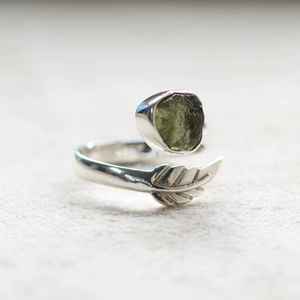 Bague en argent sterling 925 avec pierre précieuse moldavite naturelle et conception de feuille bijoux faits à la main Style unique pour les femmes - Product Image 4