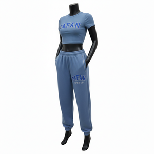 Conjunto deportivo de top corto y pantalones jogger para mujer, 240 GSM, algodón y poliéster, tejido acanalado, azul cielo, con logotipo personalizado con transferencia térmica de diamantes de imitación. Conjuntos para mujer. - Product Image 4
