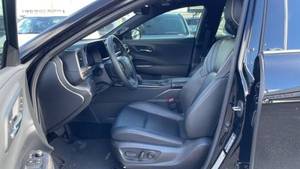 Toyota Crown Limited GS berline automatique 2023, sièges en cuir, toit ouvrant panoramique - Product Image 3