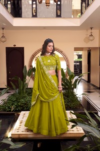 Lehenga Choli de Seda y Georgette con Bordado de Lentejuelas para Bodas, Fabricante de Moda Femenina de Surat a la Tarifa Más Baja - Product Image 2