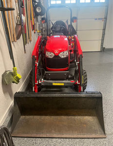 Tractor Massey Ferguson 2850M 2021: Potencia Utilitaria Compacta con Eficiencia Avanzada - Product Image 1