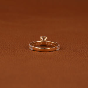 แหวนหมั้นเพชรสำหรับผู้หญิงแหวนหมั้นเพชรเม็ดเล็กสีทองมรกตชุบทองหรูหราประดับเพชรด้านข้าง - Product Image 4