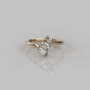 Anillo de tres piedras de oro de 14 quilates, Esmeralda ovalada y corte de marquesa, anillo de propuesta de diamante cultivado en laboratorio, regalo de promesa de boda fina para amantes - Product Image 1