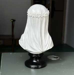 Buste de la Dame de Grâce |   Statue de femme voilée à effet résine classique |   Statue de buste de femme voilée, accent décoratif pour la maison - Product Image 4